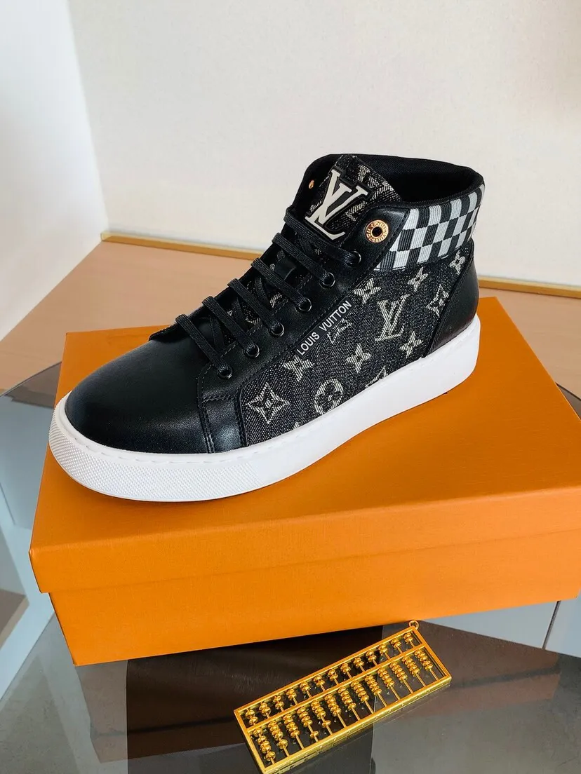 Factory price 440. [LV] Louis Vuitton's new high-top men's genuine leather casual shoes, foamed light sole. The highest version on the market, any comparison is welcome🆚! The original leather has excellent texture and is super high-end! Fetal sheep net lining imported from Italy, removable pad! Luxurious materials and fine workmanship, highly recommended! Code number: 38-44